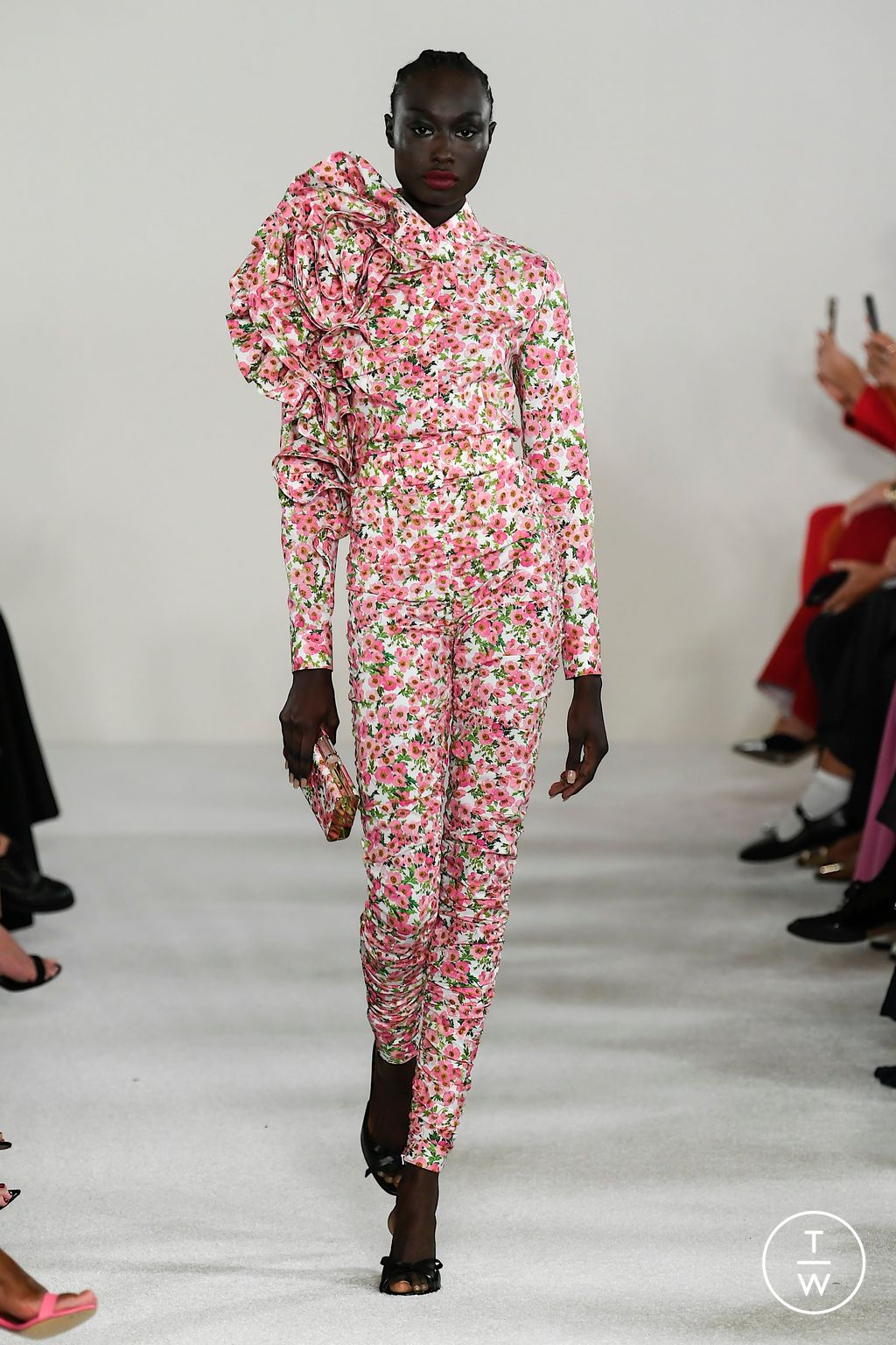 Fashion Week New York Spring/Summer 2023 look 38 from the Carolina Herrera collection 女装