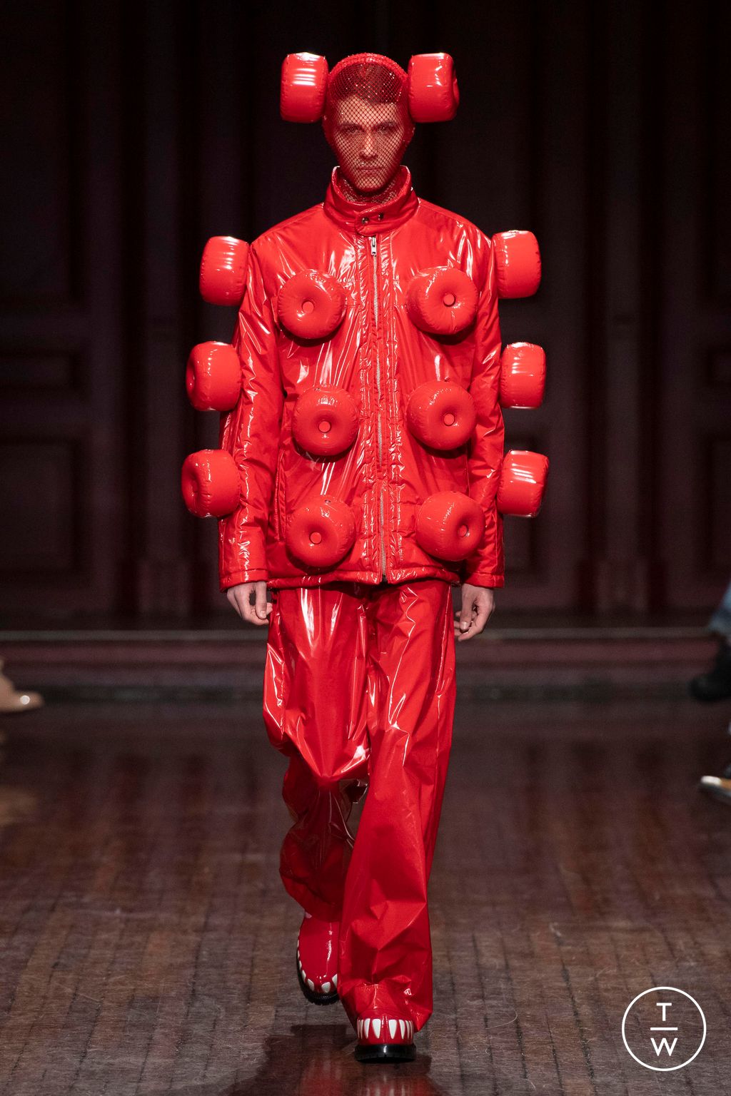 Fashion Week Paris Fall/Winter 2023 look 1 from the Walter Van Beirendonck collection menswear