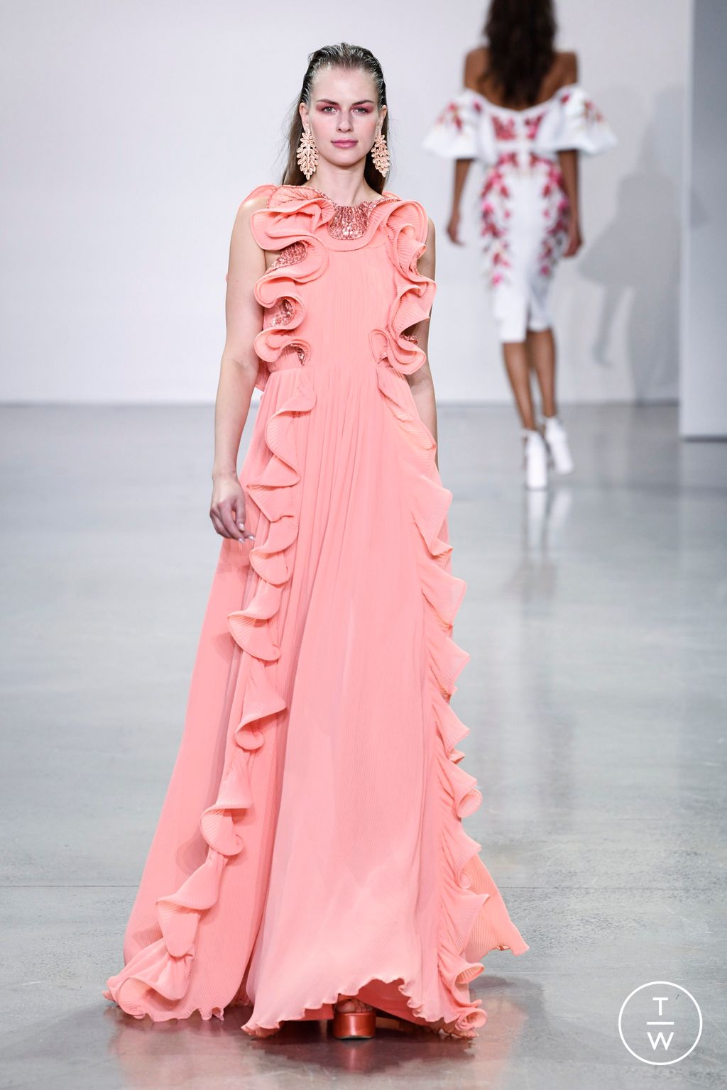 Fashion Week New York Spring/Summer 2023 look 11 from the Badgley Mischka collection 女装