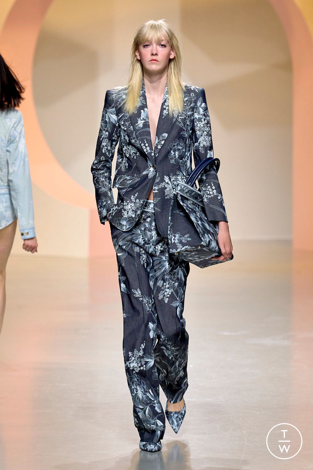Fashion Week Paris Spring/Summer 2024 look 11 from the Leonard Paris collection 女装