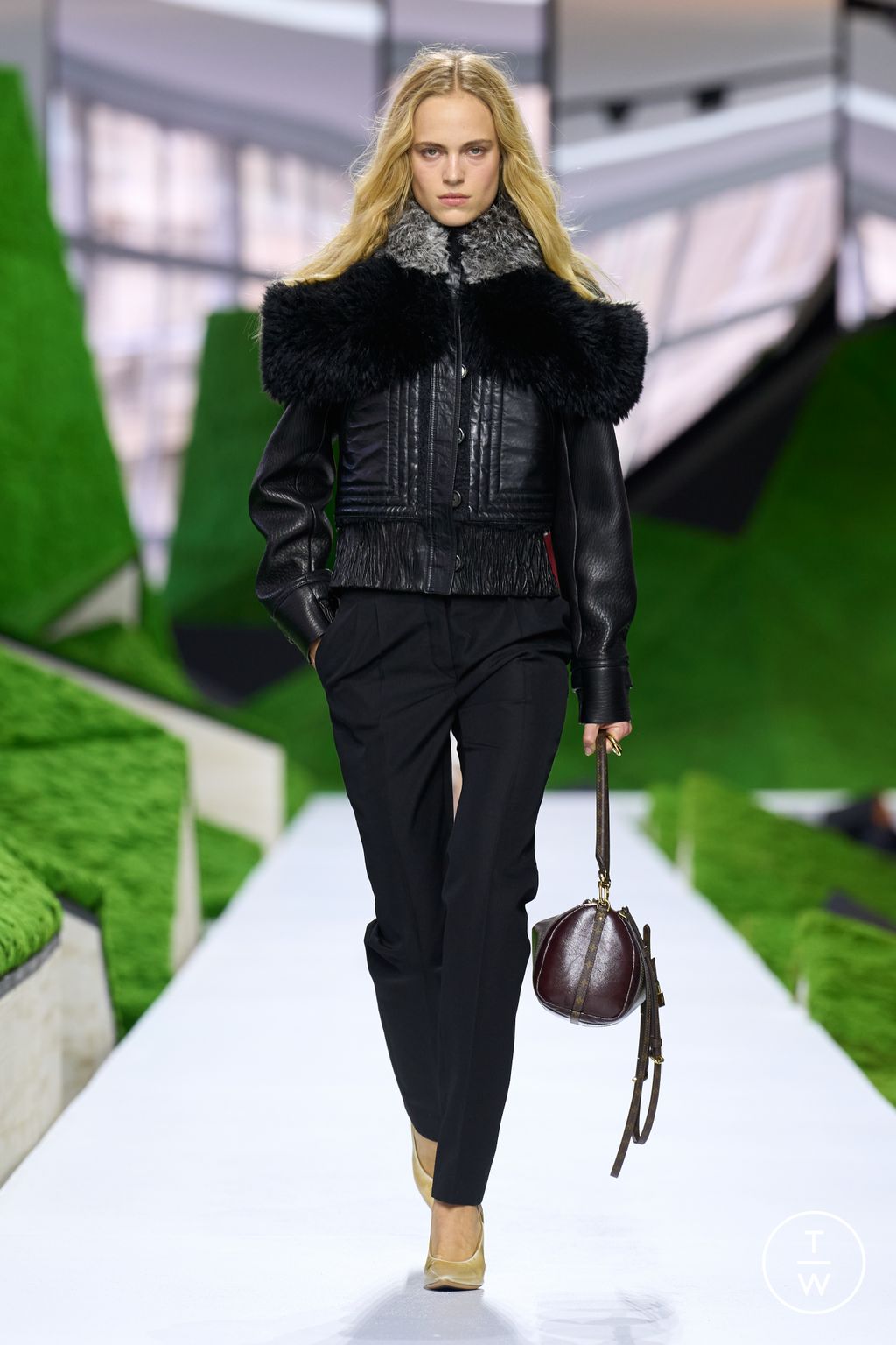 Fashion Week Paris Fall/Winter 2026 look 15 from the Louis Vuitton collection womenswear