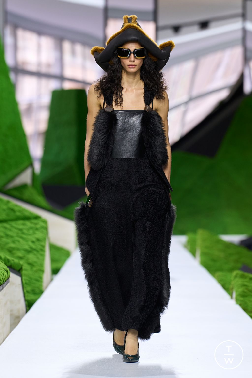 Fashion Week Paris Fall/Winter 2026 look 25 from the Louis Vuitton collection womenswear