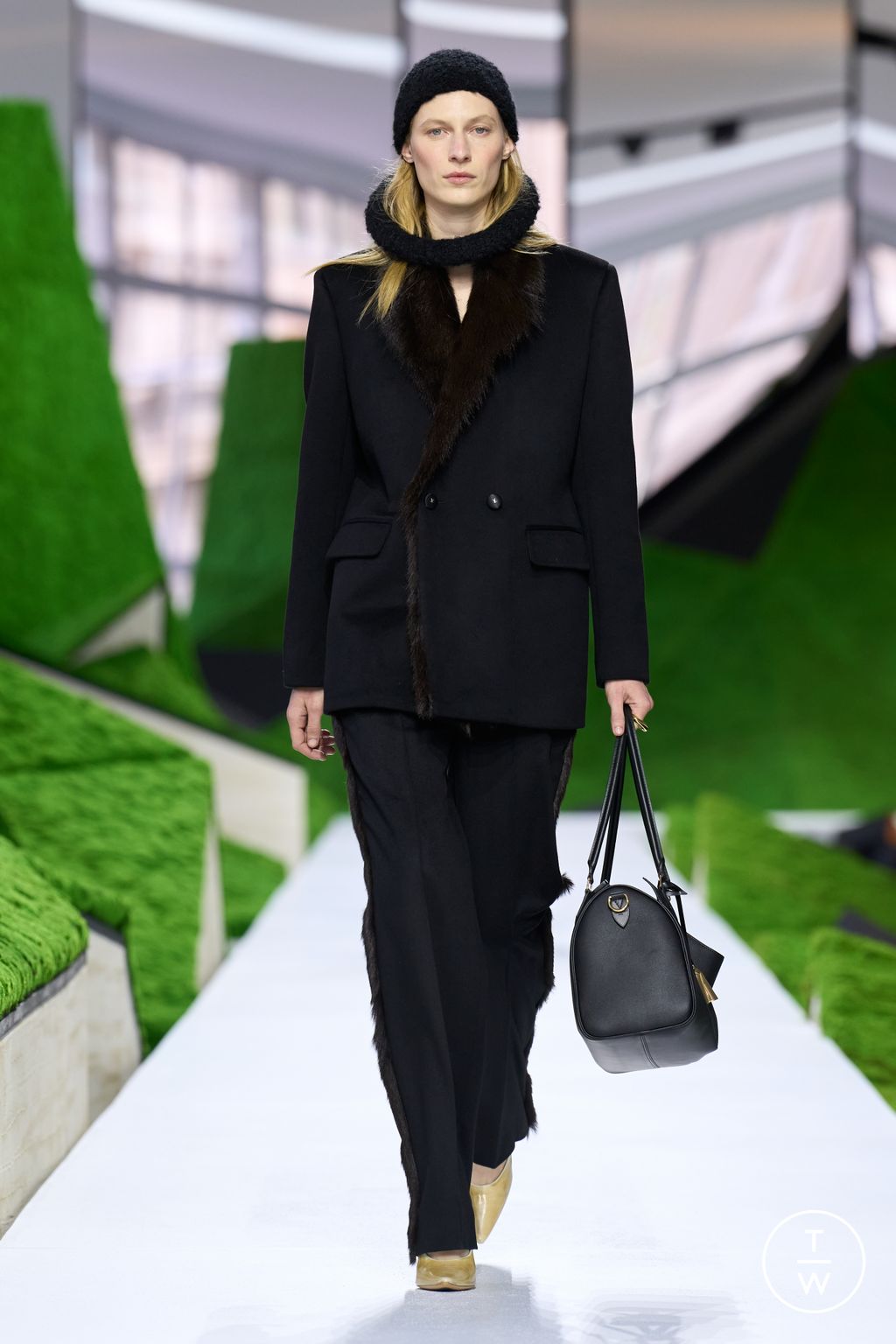Fashion Week Paris Fall/Winter 2026 look 27 from the Louis Vuitton collection womenswear