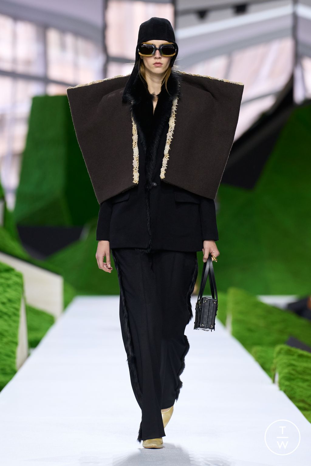 Fashion Week Paris Fall/Winter 2026 look 28 from the Louis Vuitton collection womenswear