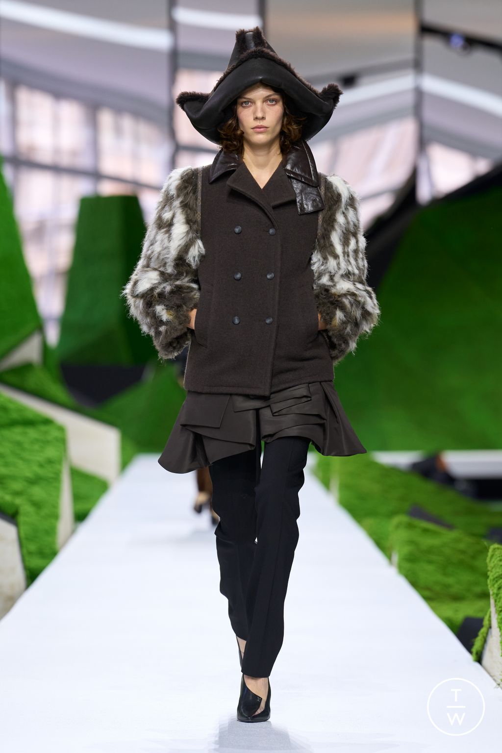Fashion Week Paris Fall/Winter 2026 look 29 from the Louis Vuitton collection womenswear