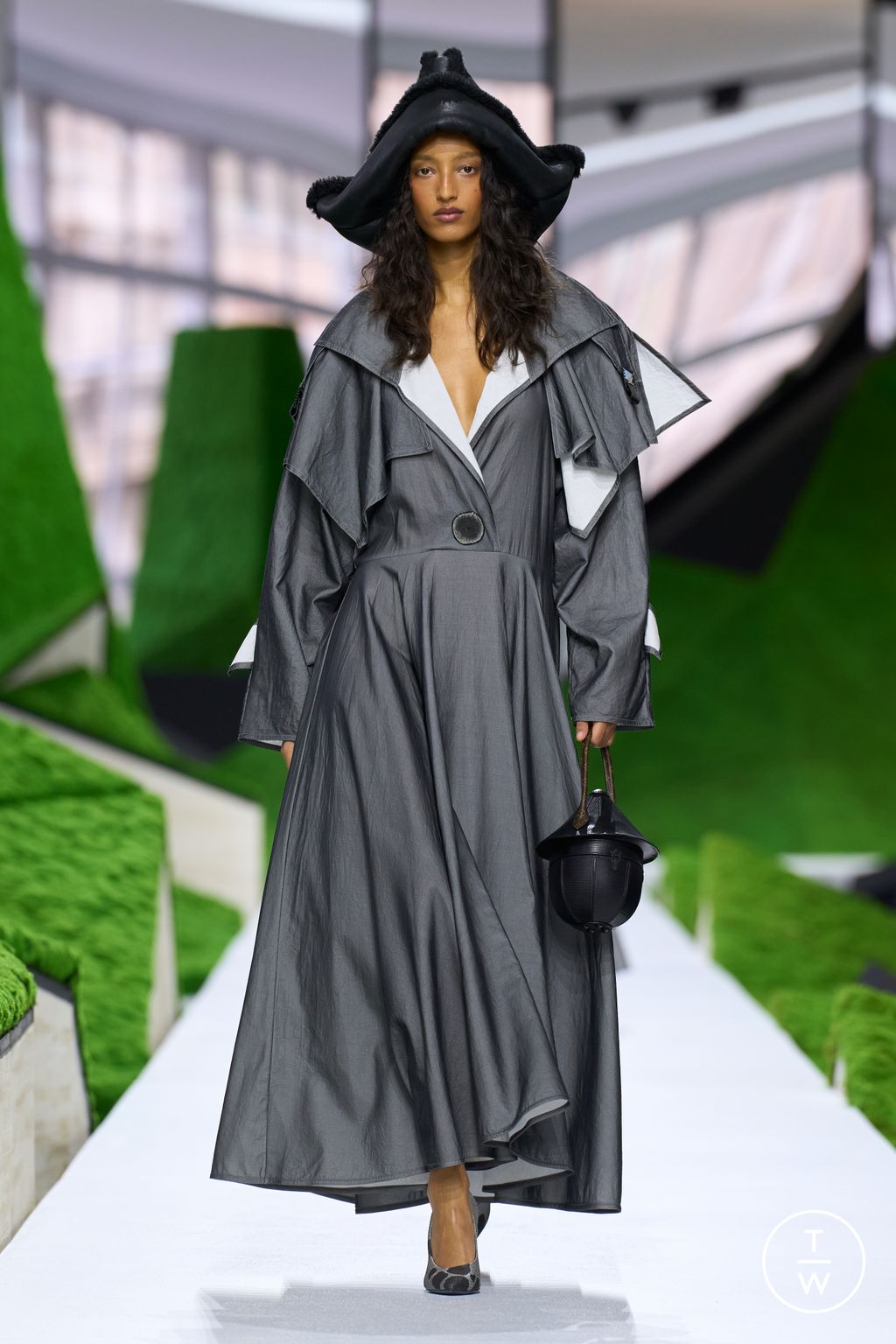 Fashion Week Paris Fall/Winter 2026 look 43 from the Louis Vuitton collection womenswear