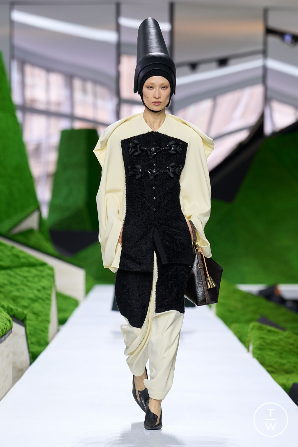 Fashion Week Paris Fall/Winter 2026 look 52 from the Louis Vuitton collection womenswear