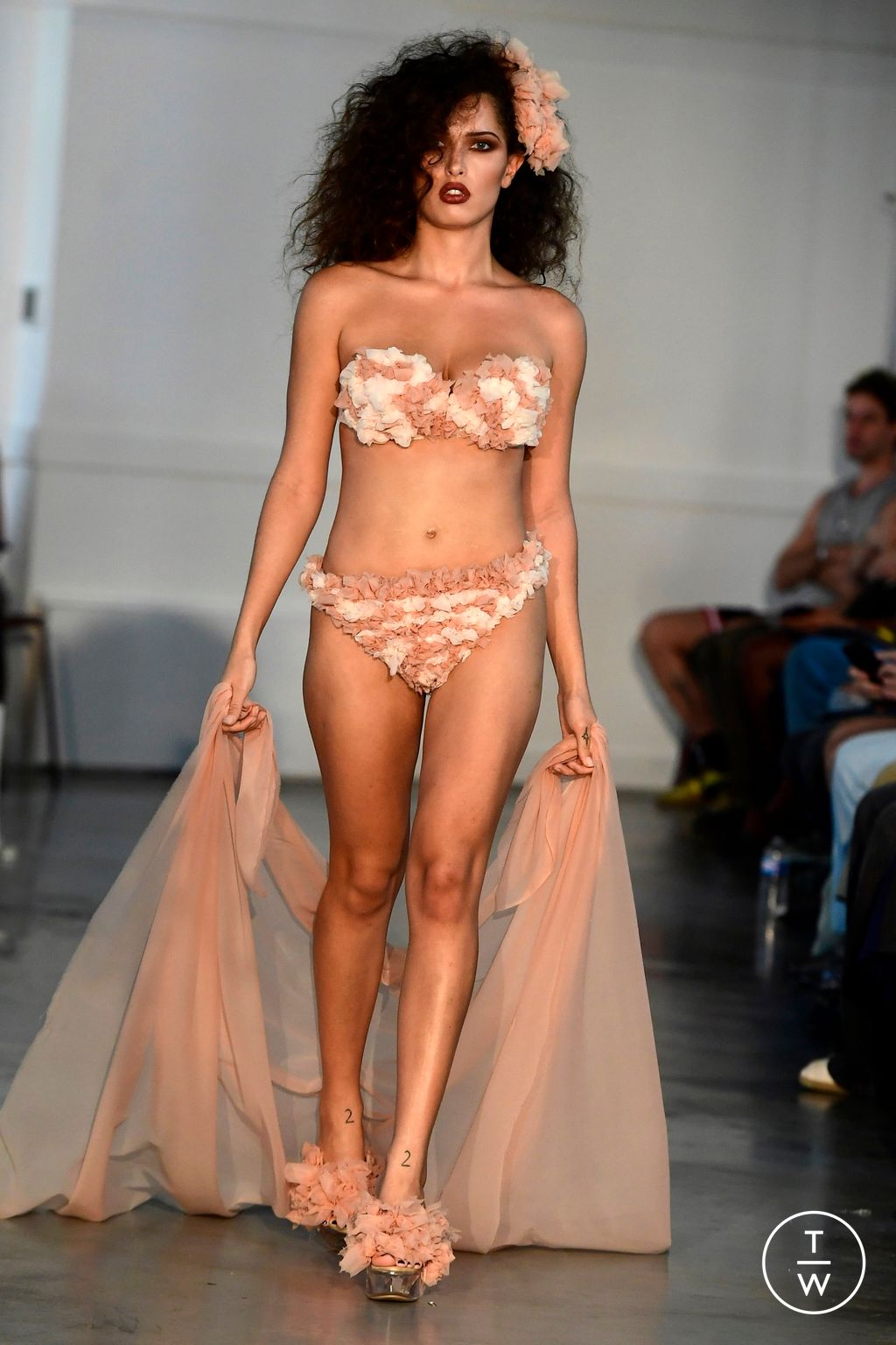 Fashion Week Paris Spring/Summer 2024 look 24 from the Les Fleurs Studio collection 女装