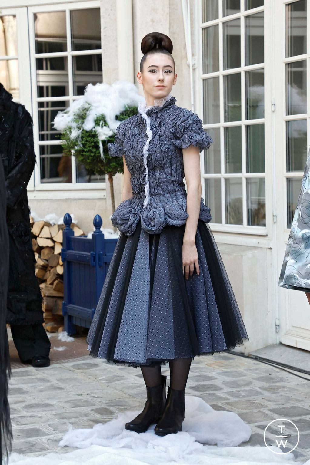 Fashion Week Paris Fall/Winter 2024 look 17 from the Franck Sorbier collection couture