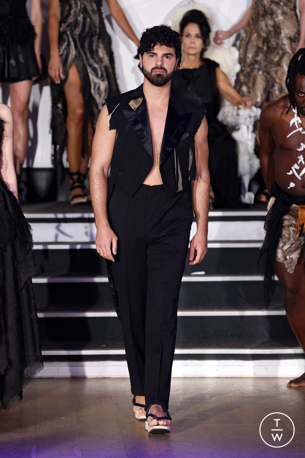 Fashion Week Paris Spring-Summer 2025 look 6 from the Franck Sorbier collection couture