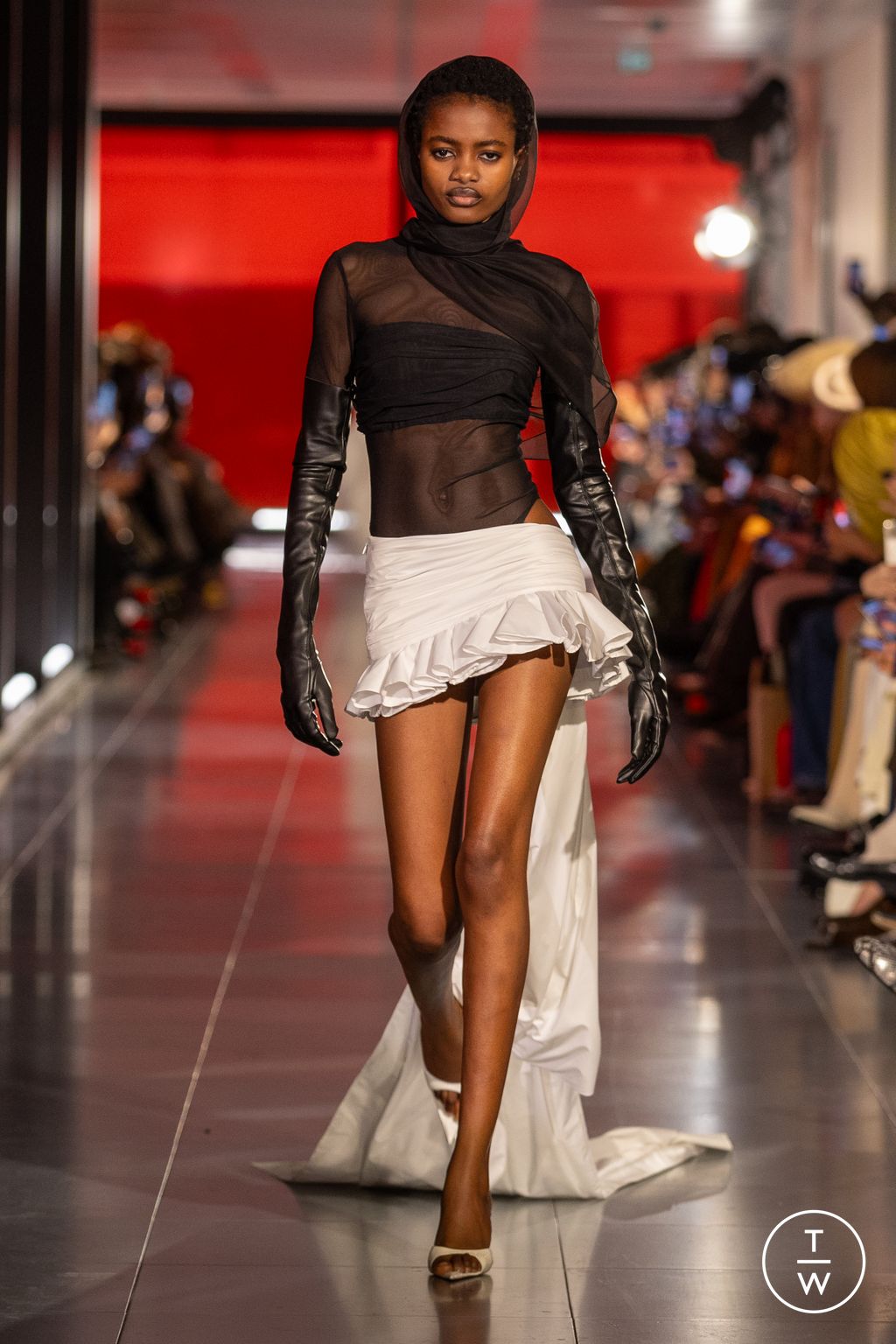 Fashion Week London Fall/Winter 2024 look 2 de la collection Frolov womenswear