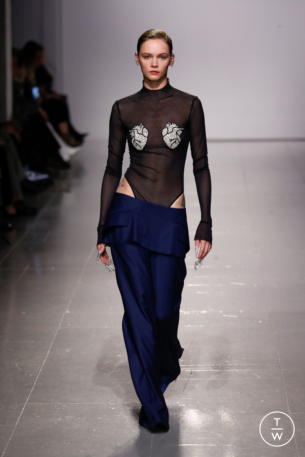 Fashion Week London Fall/Winter 2023 look 1 de la collection Frolov womenswear