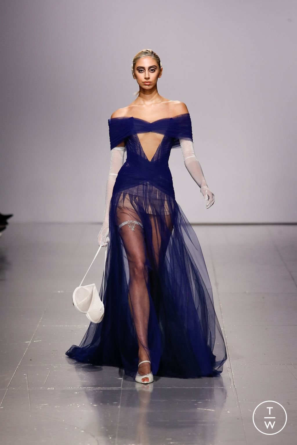 Fashion Week London Fall/Winter 2023 look 2 de la collection Frolov womenswear