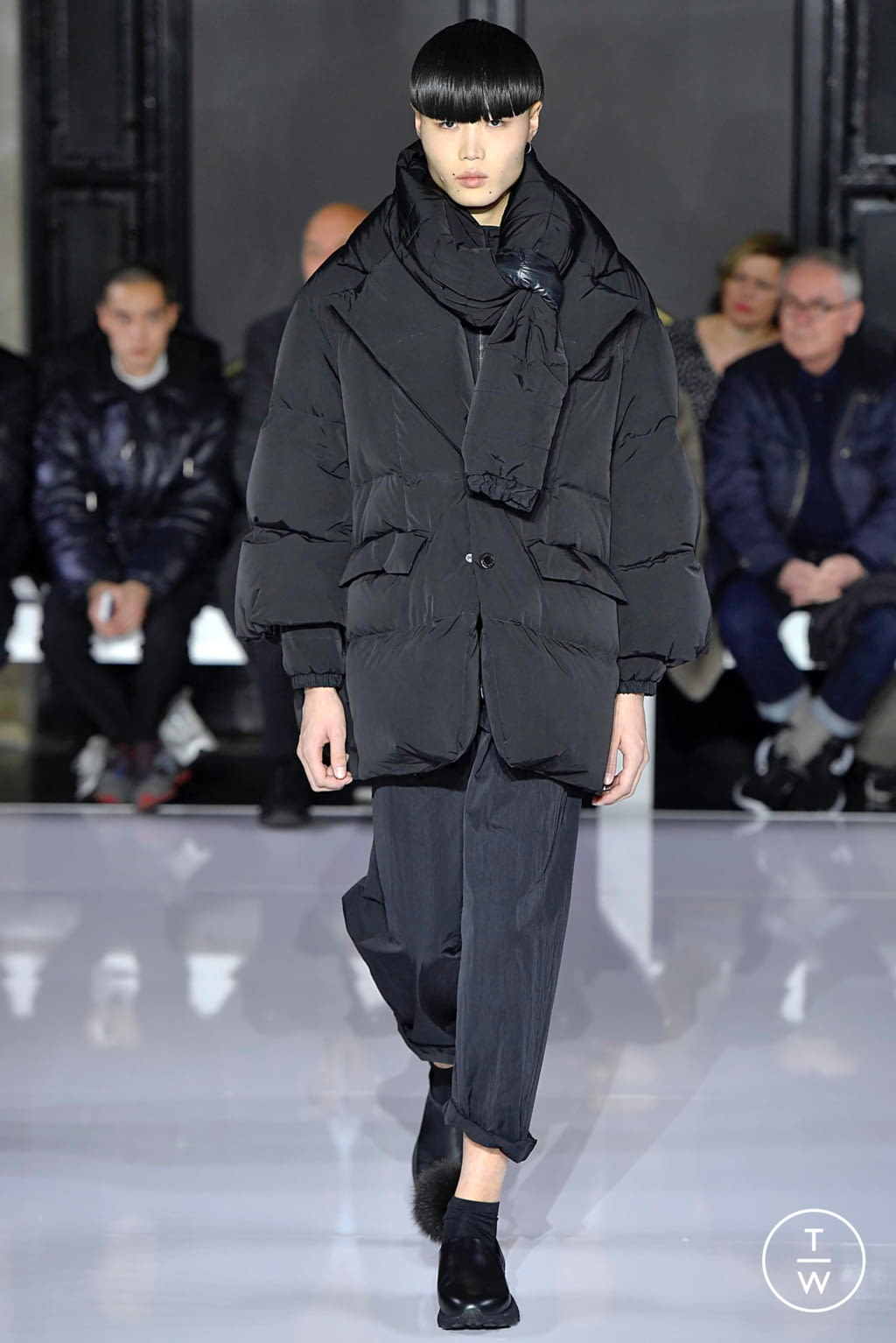 Fashion Week Paris Fall/Winter 2019 look 30 from the Fumito Gandryu collection 男装