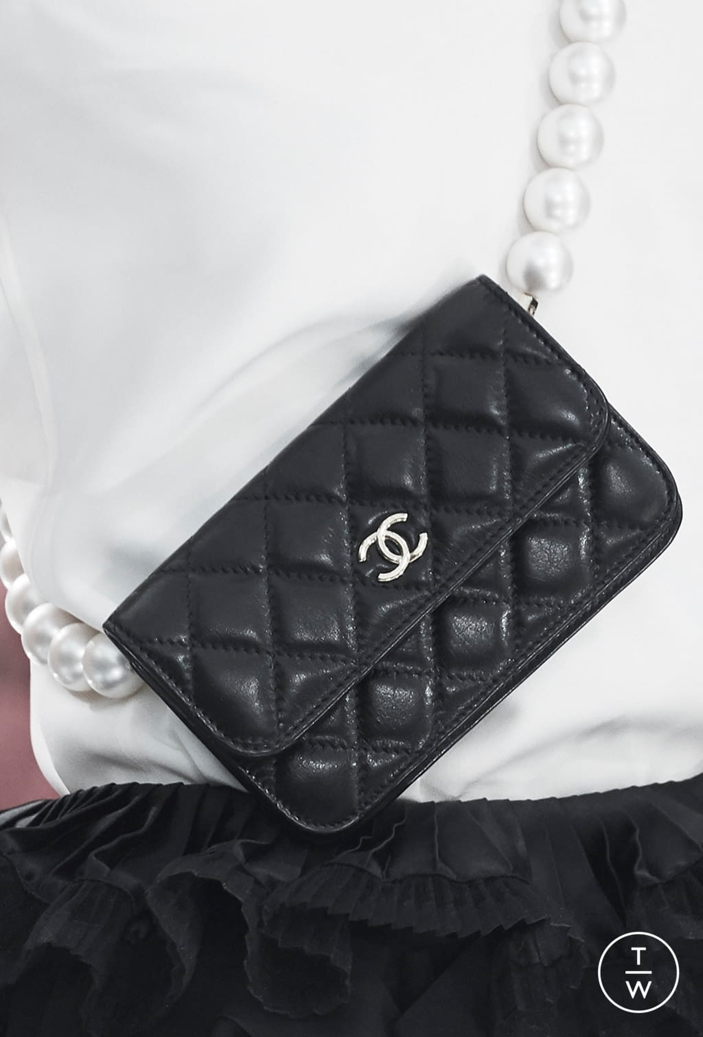 Fashion Week Paris Fall/Winter 2020 look 26 de la collection Chanel womenswear accessories