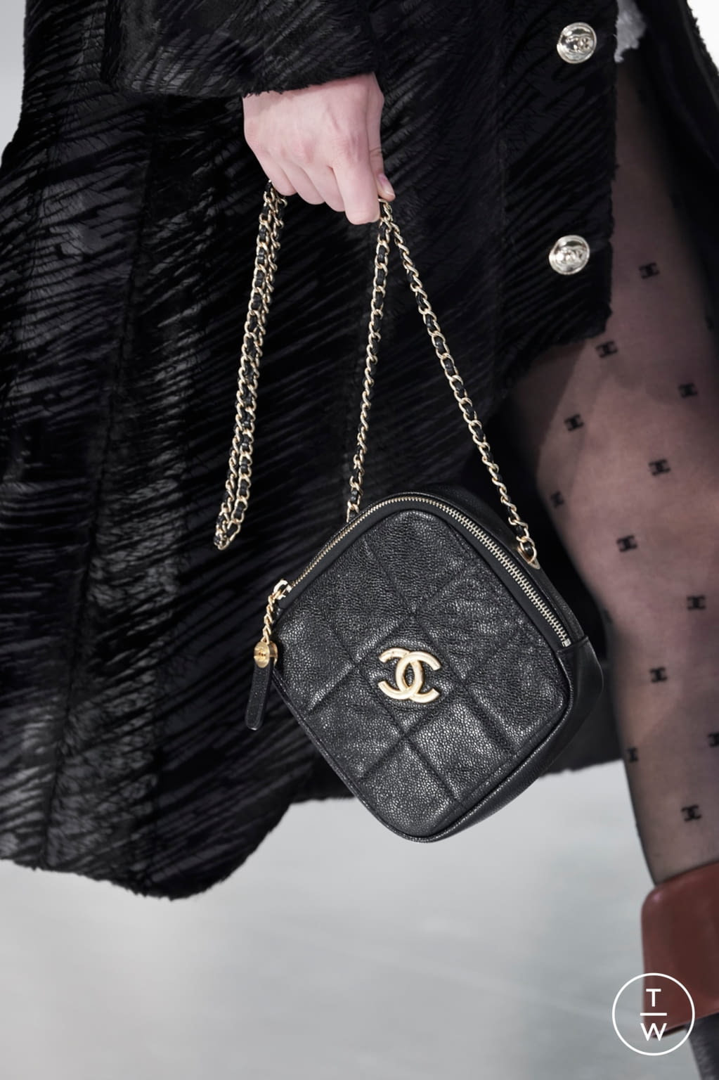 Fashion Week Paris Fall/Winter 2020 look 37 from the Chanel collection womenswear accessories
