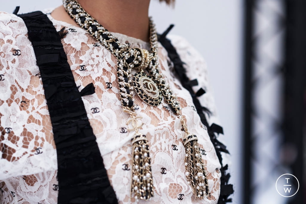 Fashion Week Paris Fall/Winter 2020 look 38 de la collection Chanel womenswear accessories
