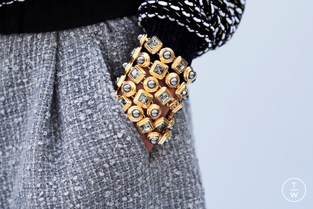 Fashion Week Paris Fall/Winter 2020 look 44 de la collection Chanel womenswear accessories