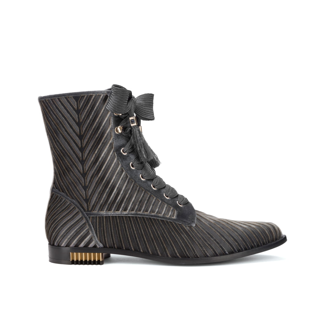 Fashion Week Milan Fall/Winter 2018 look 25 from the Giorgio Armani collection womenswear accessories