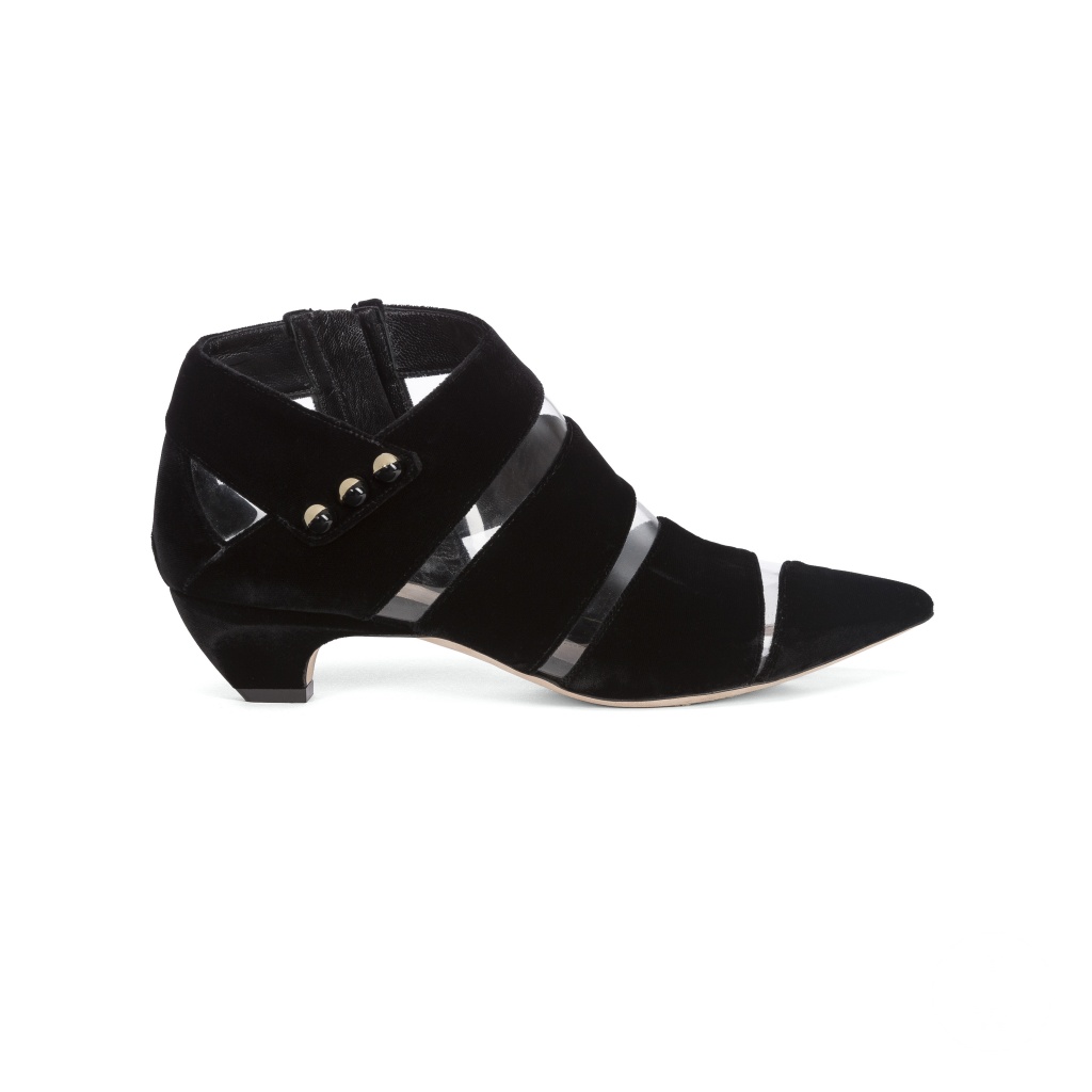 Fashion Week Milan Fall/Winter 2018 look 28 from the Giorgio Armani collection womenswear accessories