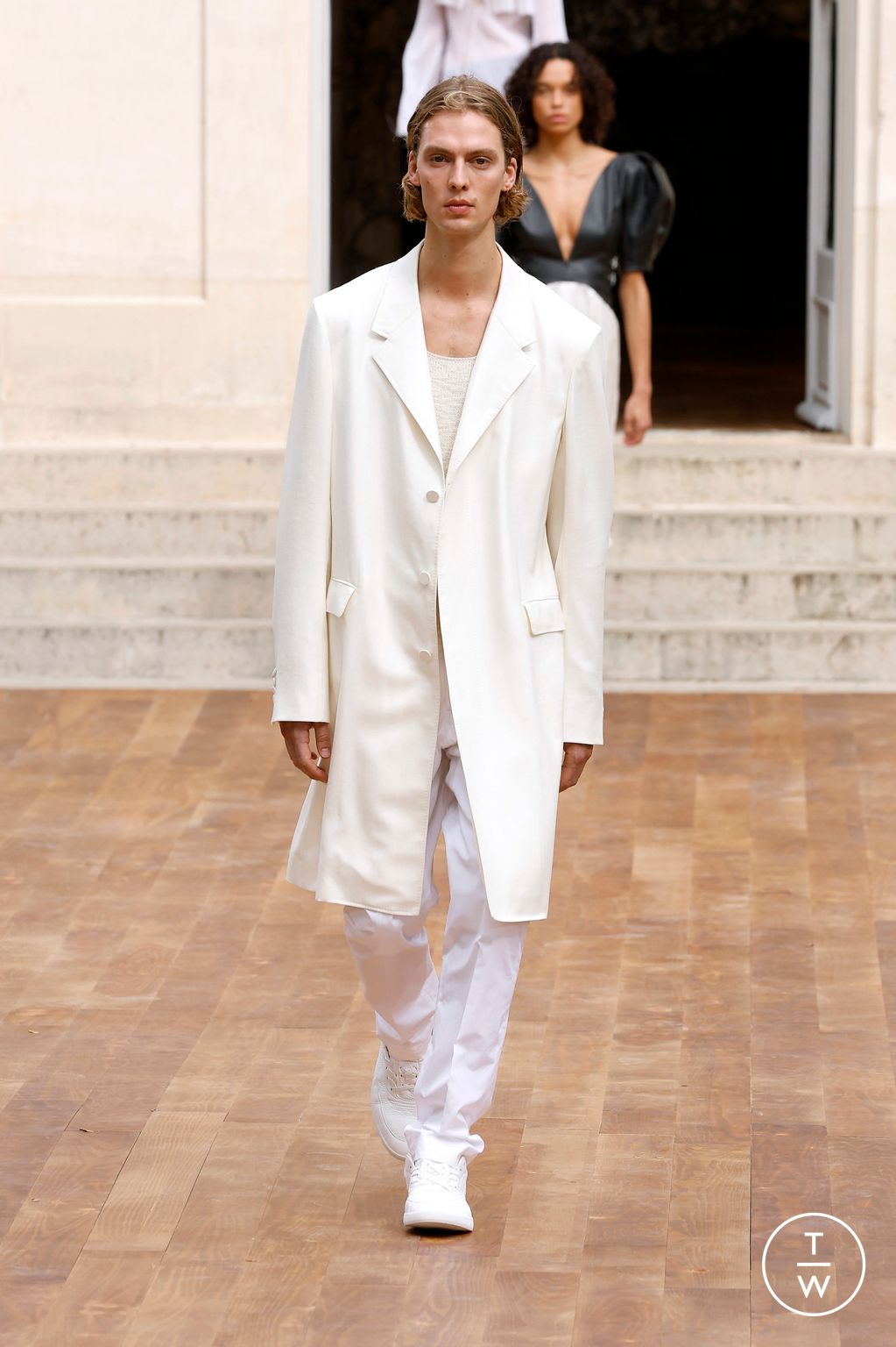 Fashion Week Paris Spring/Summer 2025 look 9 from the Gabriela Hearst collection womenswear