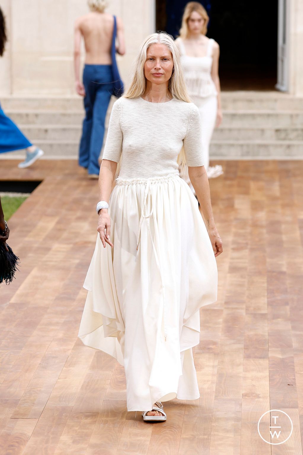 Fashion Week Paris Spring/Summer 2025 look 34 from the Gabriela Hearst collection 女装