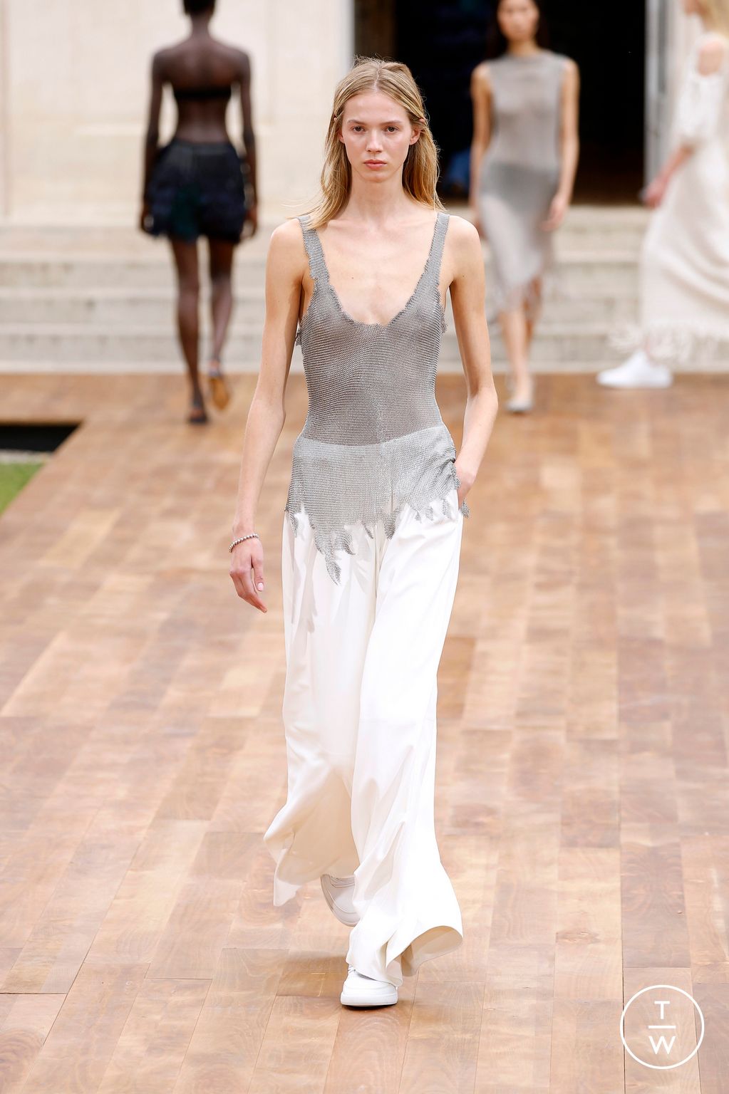 Fashion Week Paris Spring-Summer 2025 look 37 from the Gabriela Hearst collection womenswear