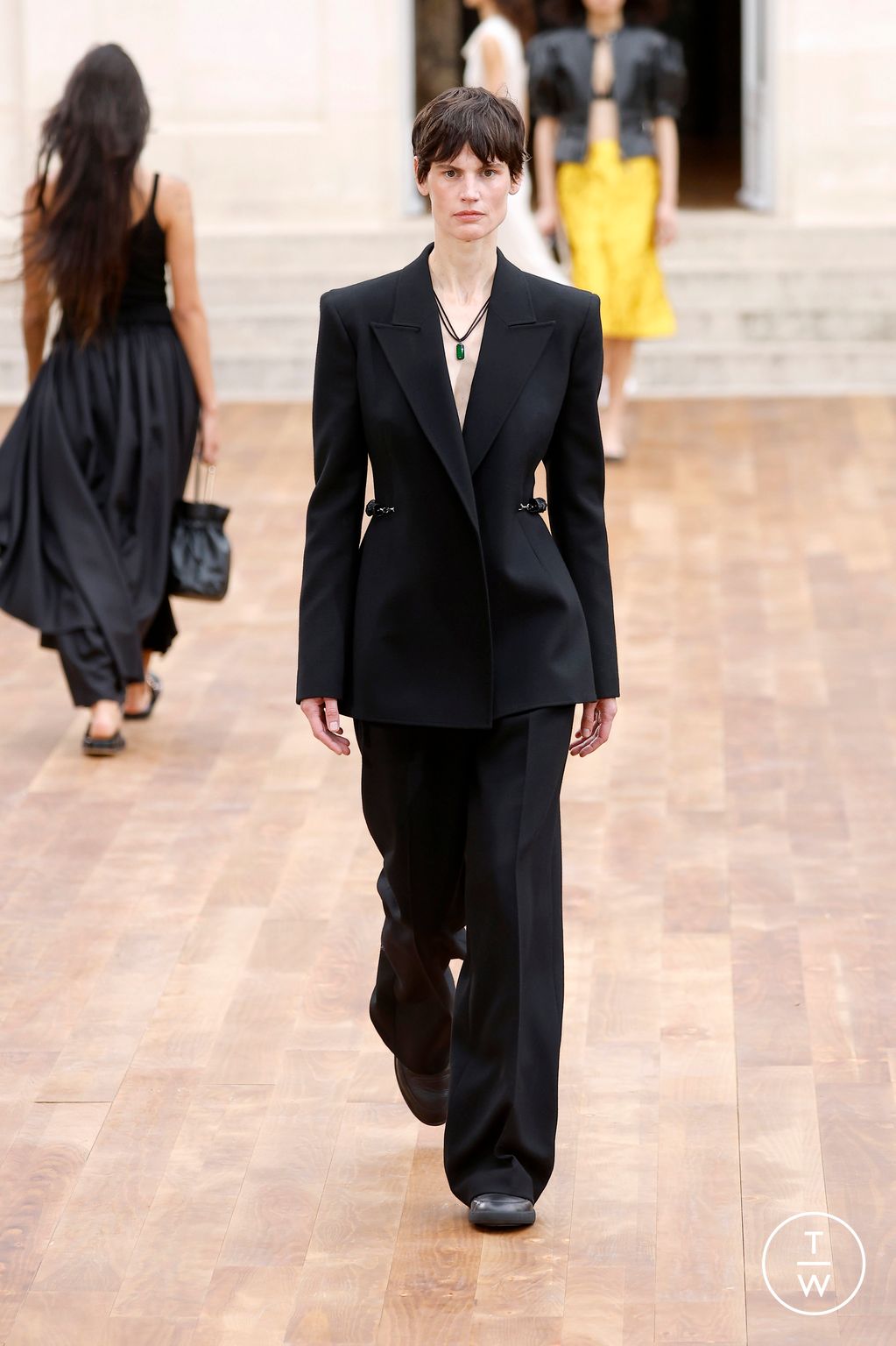 Fashion Week Paris Spring-Summer 2025 look 44 from the Gabriela Hearst collection 女装