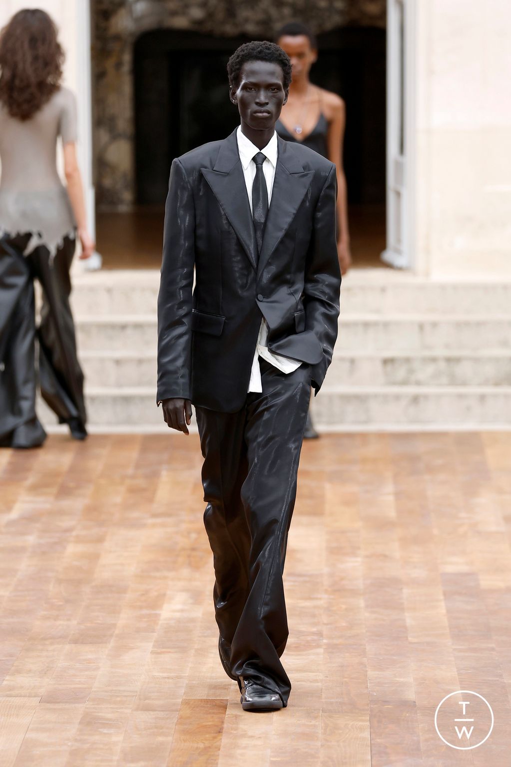 Fashion Week Paris Spring/Summer 2025 look 48 from the Gabriela Hearst collection 女装