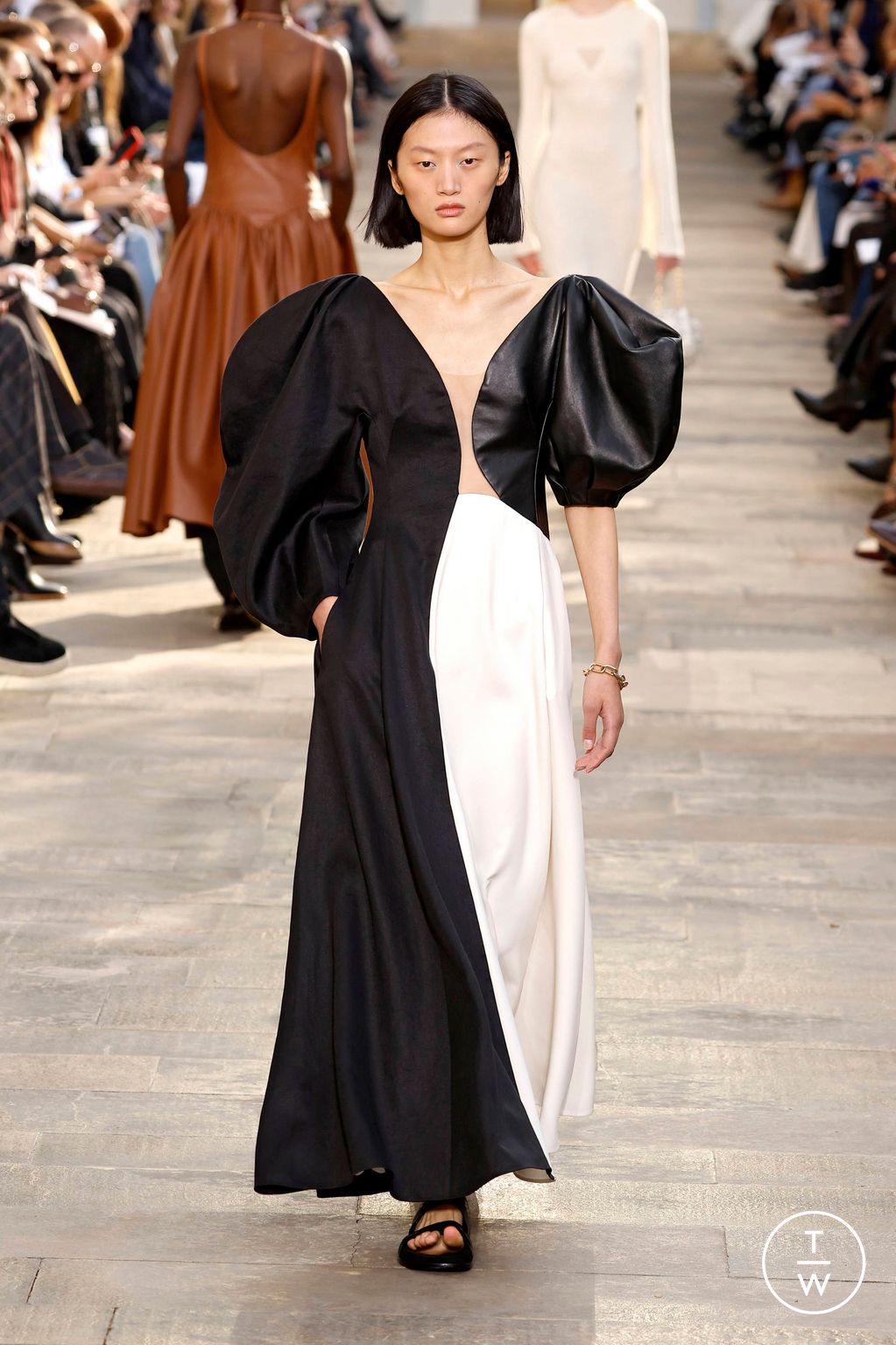 Fashion Week Paris Spring/Summer 2026 look 32 from the Gabriela Hearst collection womenswear