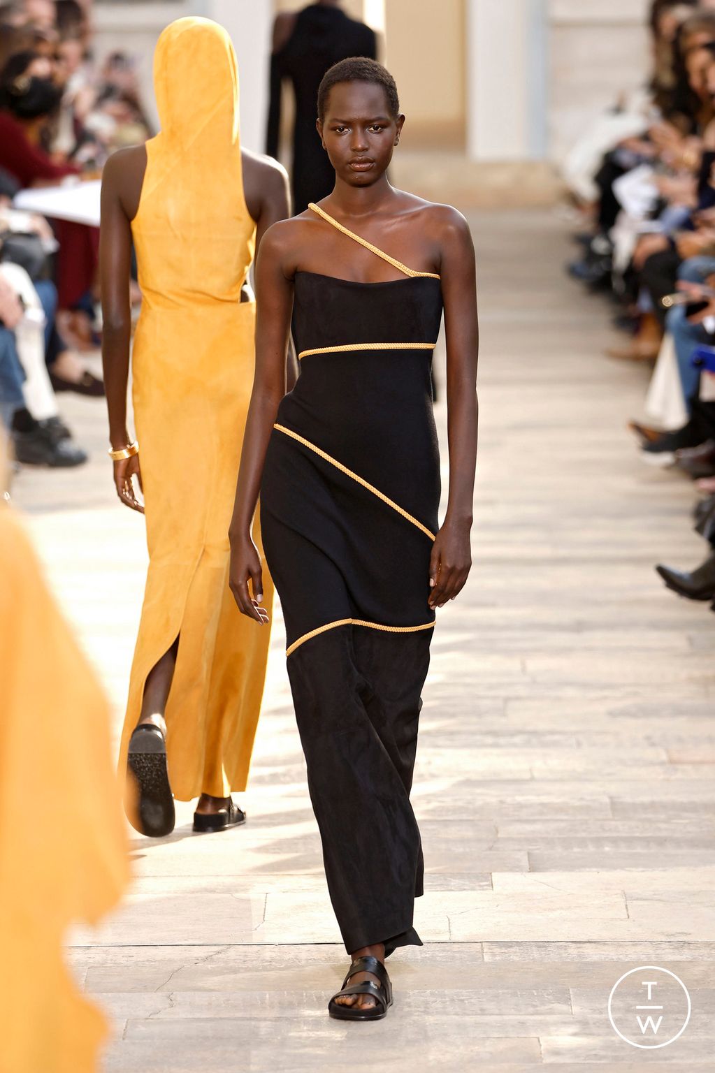 Fashion Week Paris Spring/Summer 2026 look 38 from the Gabriela Hearst collection 女装