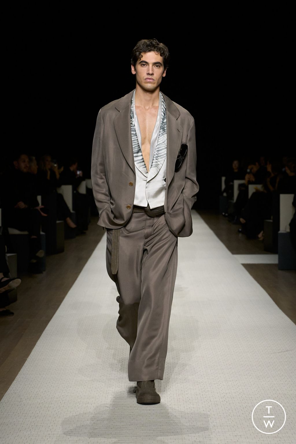 Fashion Week New York Spring/Summer 2025 look 20 from the Giorgio Armani collection womenswear