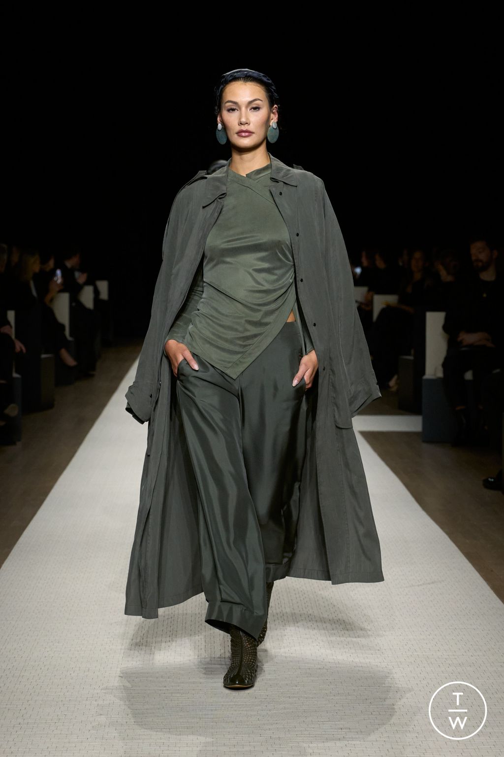 Fashion Week New York Spring/Summer 2025 look 28 from the Giorgio Armani collection womenswear