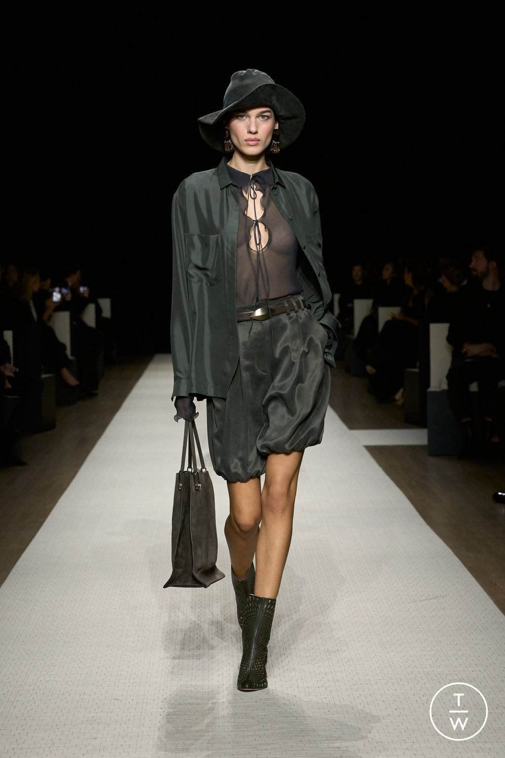 Fashion Week New York Spring/Summer 2025 look 30 from the Giorgio Armani collection womenswear