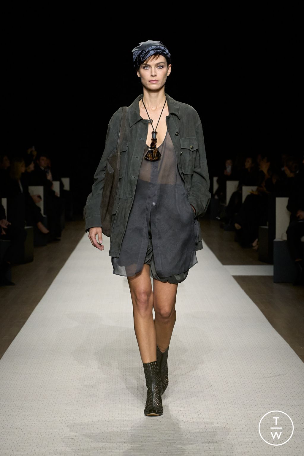 Fashion Week New York Spring/Summer 2025 look 32 from the Giorgio Armani collection womenswear