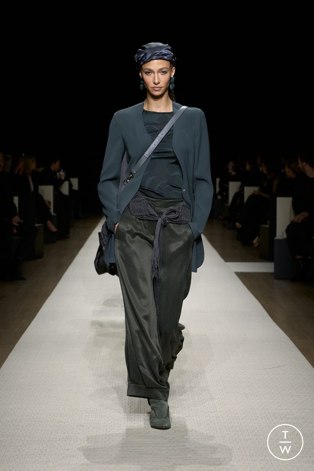 Fashion Week New York Spring/Summer 2025 look 36 from the Giorgio Armani collection 女装