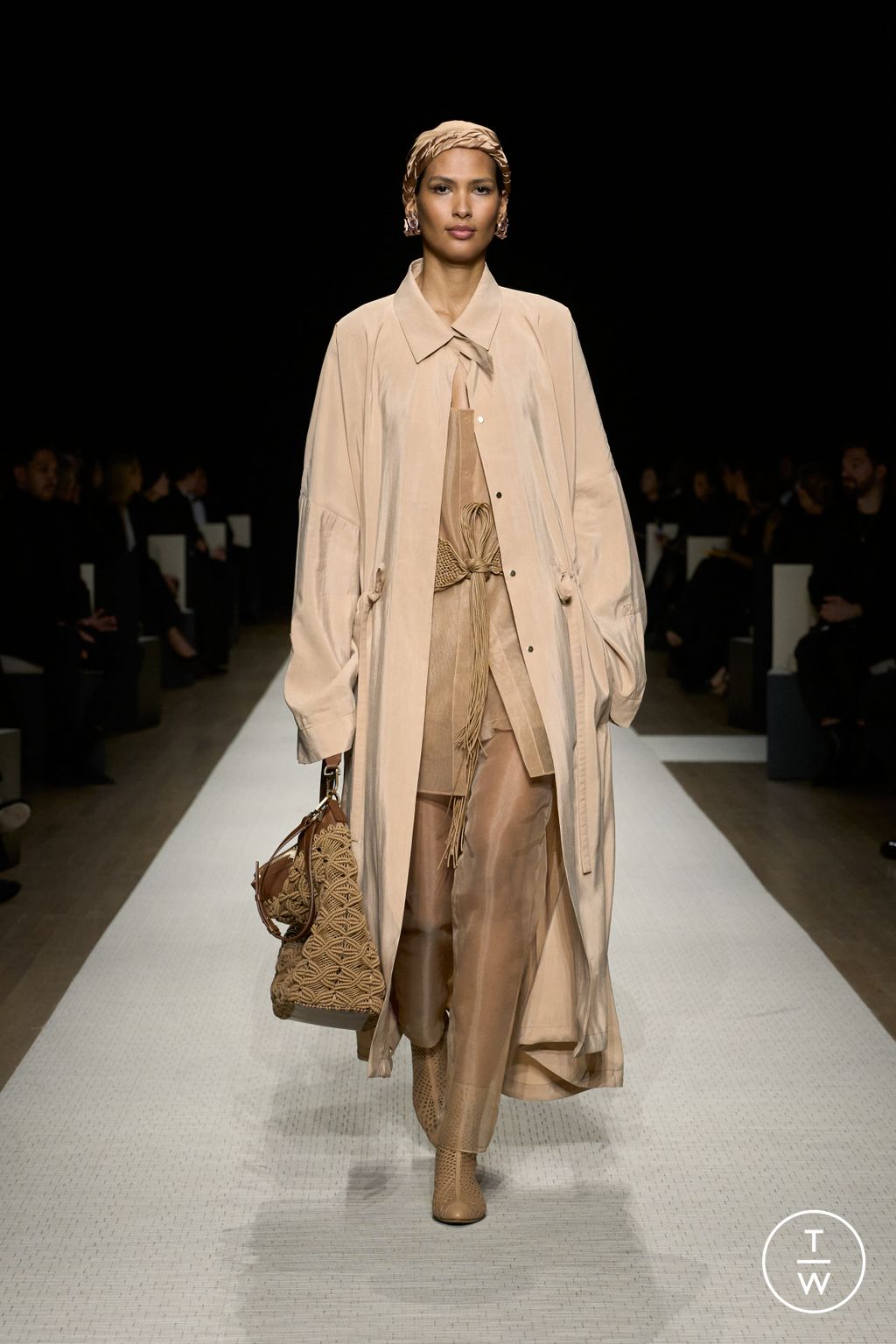 Fashion Week New York Spring/Summer 2025 look 38 from the Giorgio Armani collection womenswear