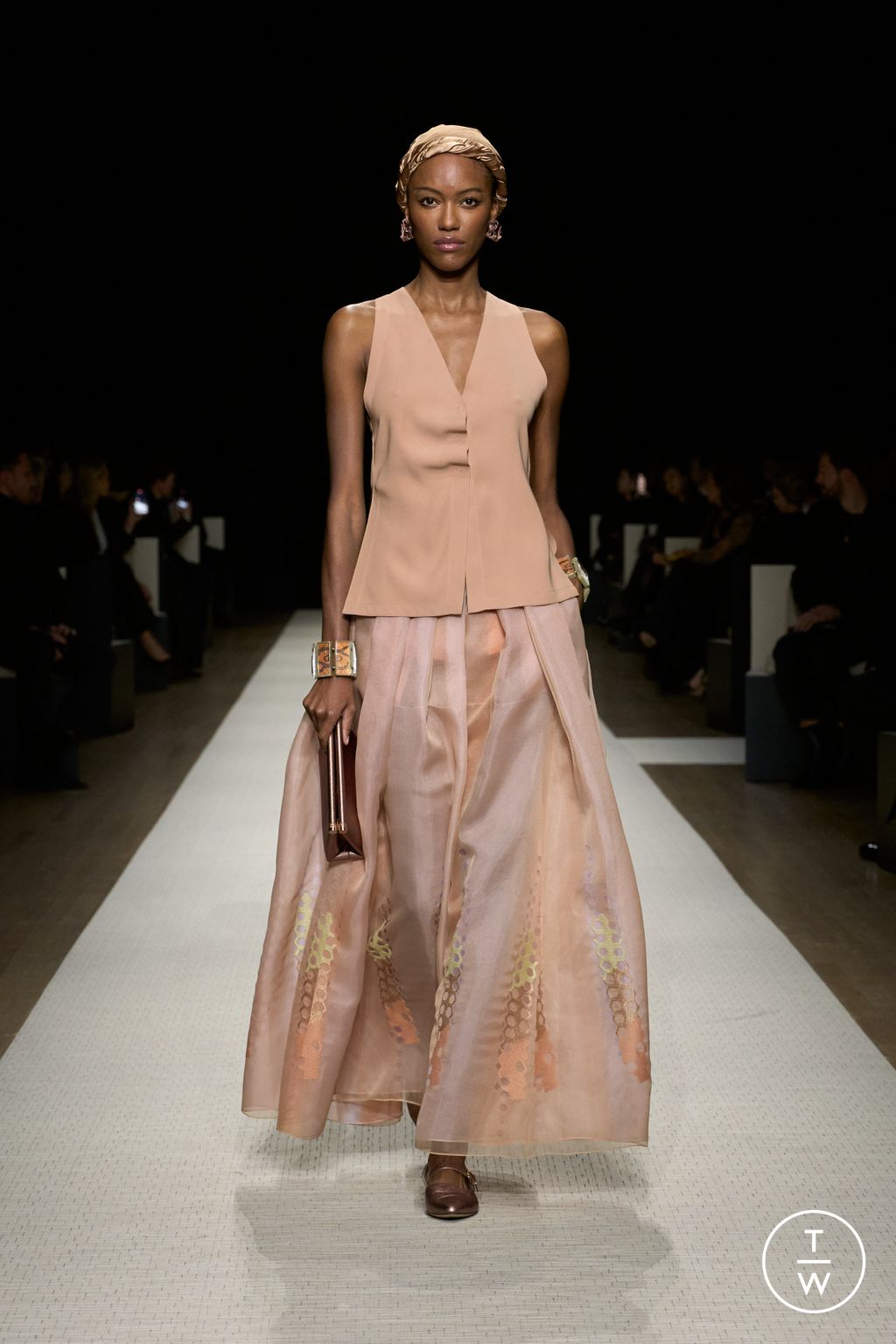 Fashion Week New York Spring/Summer 2025 look 42 from the Giorgio Armani collection womenswear