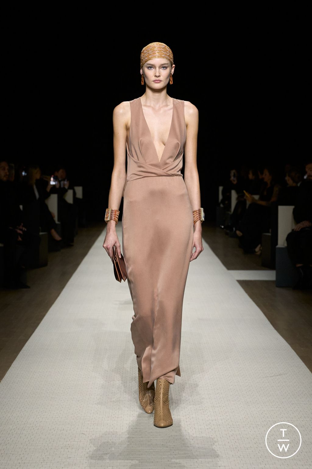 Fashion Week New York Spring/Summer 2025 look 44 from the Giorgio Armani collection womenswear