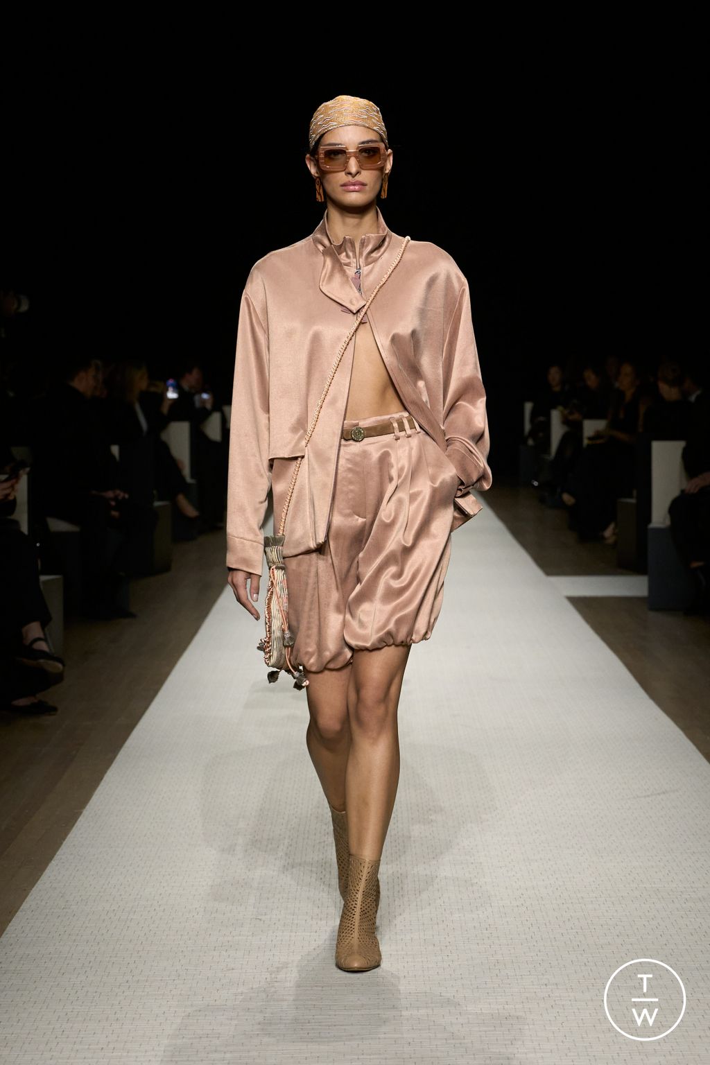 Fashion Week New York Spring/Summer 2025 look 48 from the Giorgio Armani collection womenswear