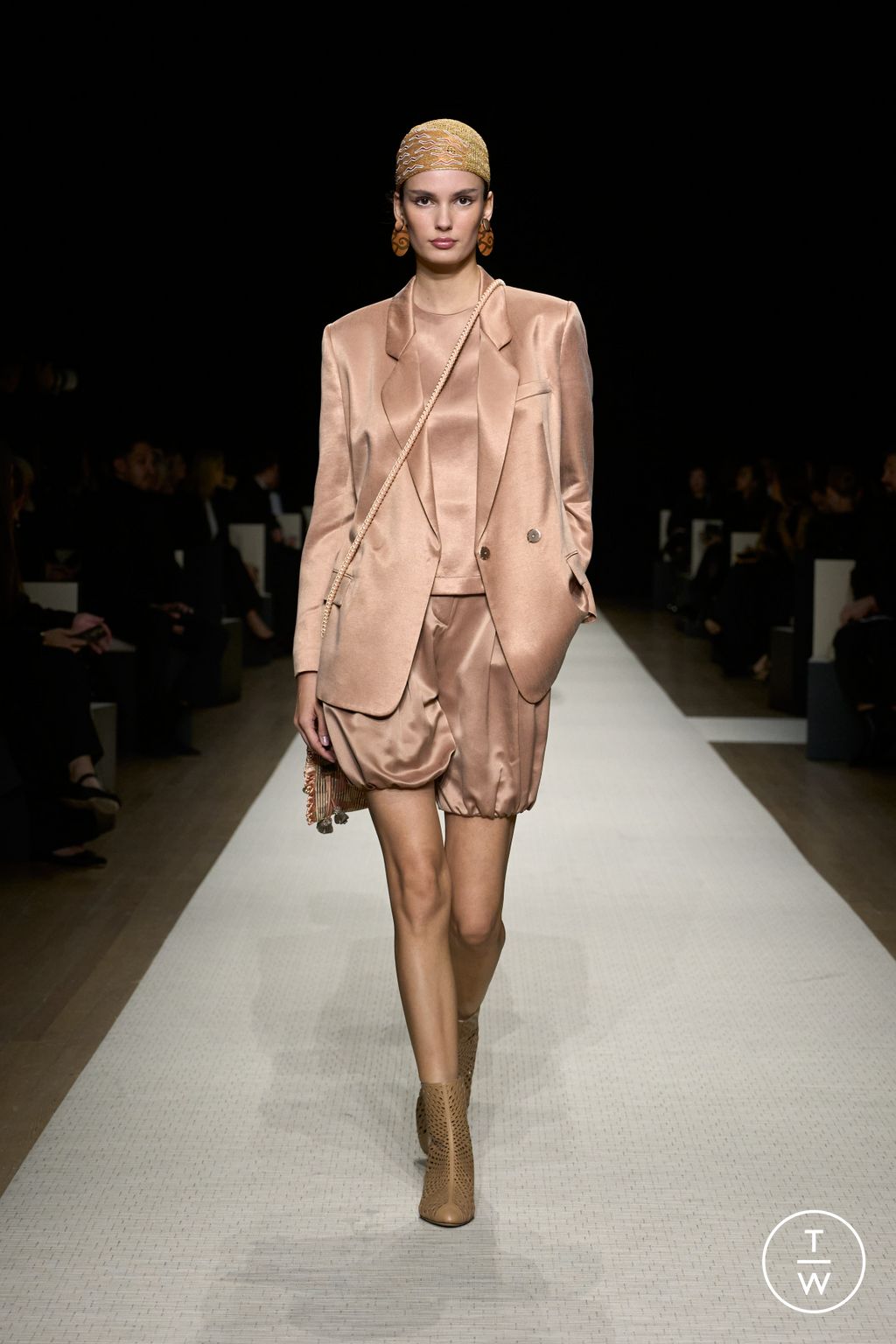 Fashion Week New York Spring/Summer 2025 look 49 from the Giorgio Armani collection womenswear