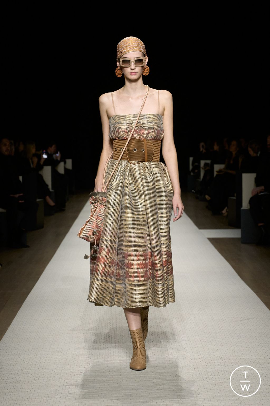 Fashion Week New York Spring/Summer 2025 look 54 from the Giorgio Armani collection womenswear