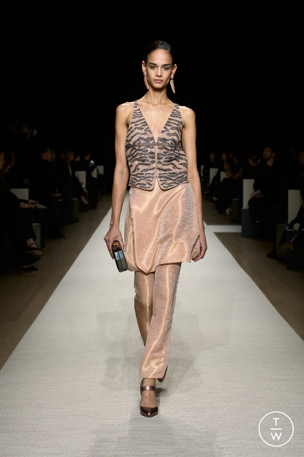 Fashion Week New York Spring/Summer 2025 look 75 from the Giorgio Armani collection womenswear