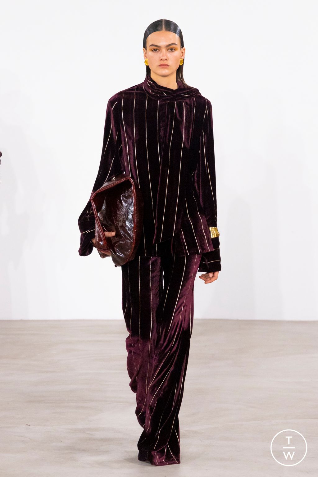Fashion Week Paris Fall/Winter 2024 look 2 de la collection Galvan womenswear