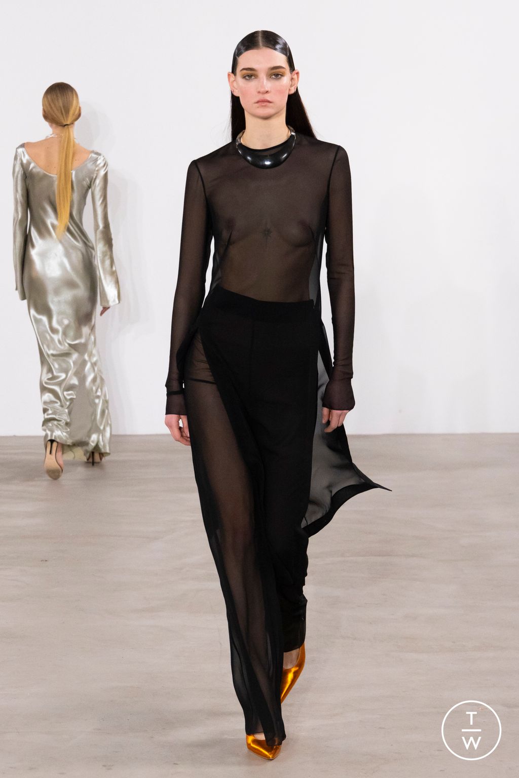 Fashion Week Paris Fall/Winter 2024 look 17 de la collection Galvan womenswear