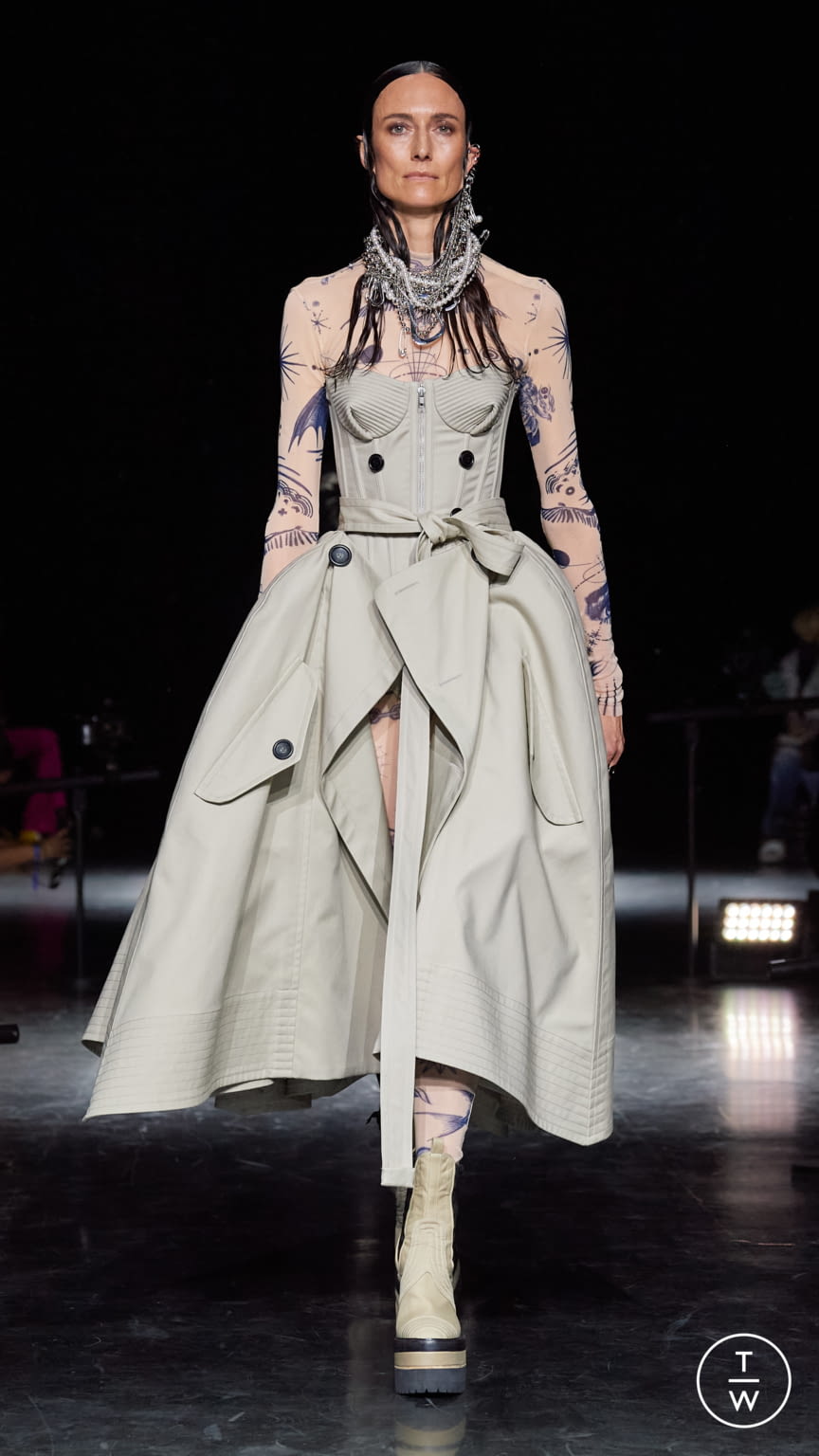 Fashion Week Paris Fall/Winter 2021 look 4 de la collection Jean Paul Gaultier couture