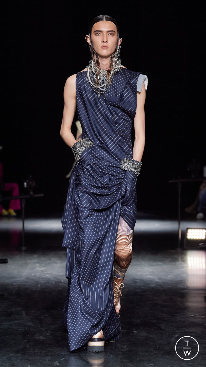 Fashion Week Paris Fall/Winter 2021 look 14 from the Jean Paul Gaultier collection 高级定制