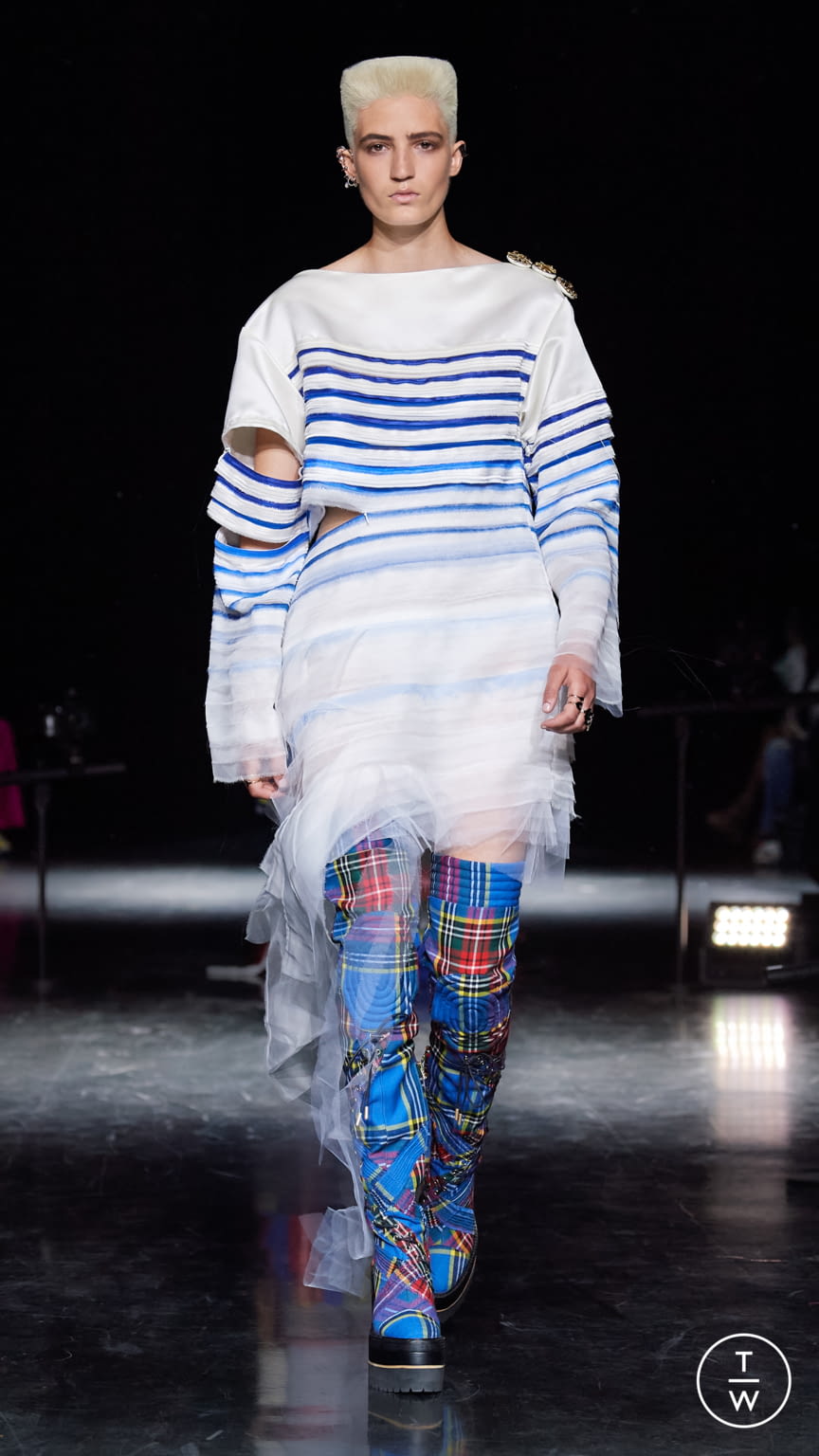 Fashion Week Paris Fall/Winter 2021 look 24 from the Jean Paul Gaultier collection 高级定制