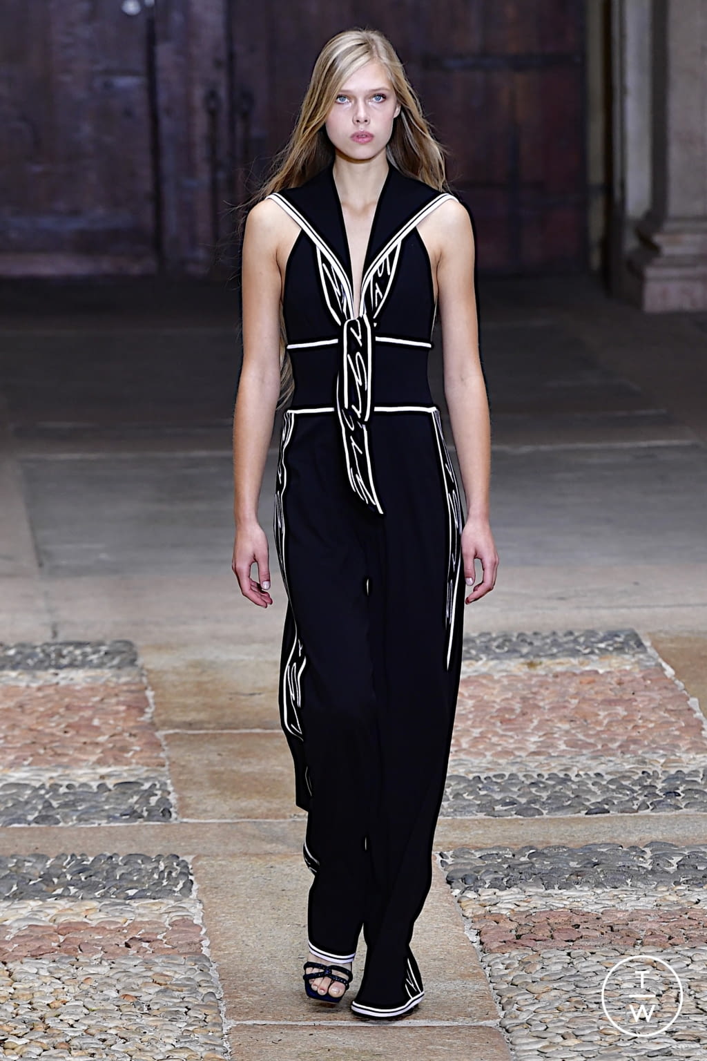 Fashion Week Milan Spring/Summer 2022 look 21 from the Genny collection 女装