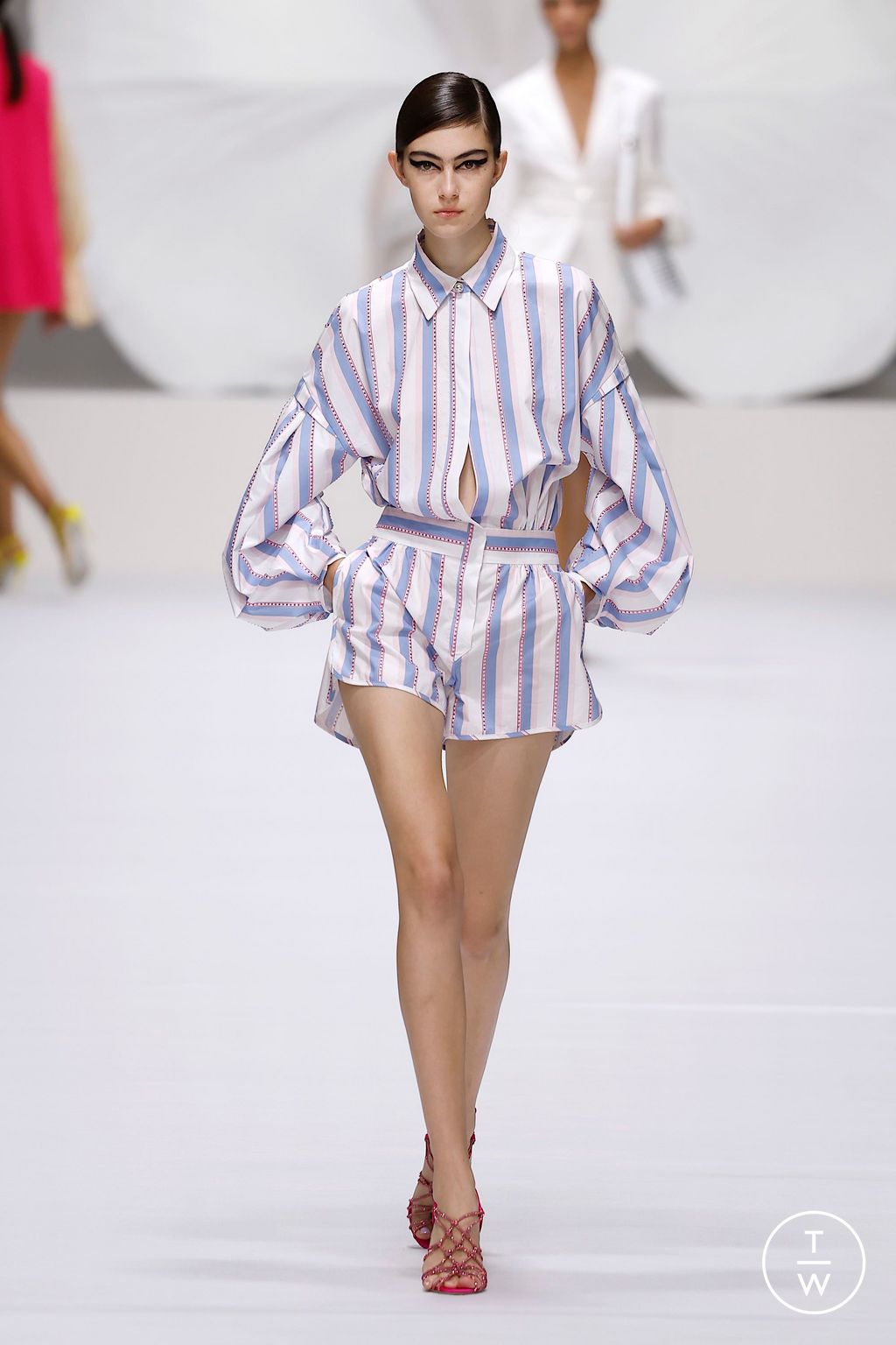 Fashion Week Milan Spring/Summer 2025 look 17 from the Genny collection 女装
